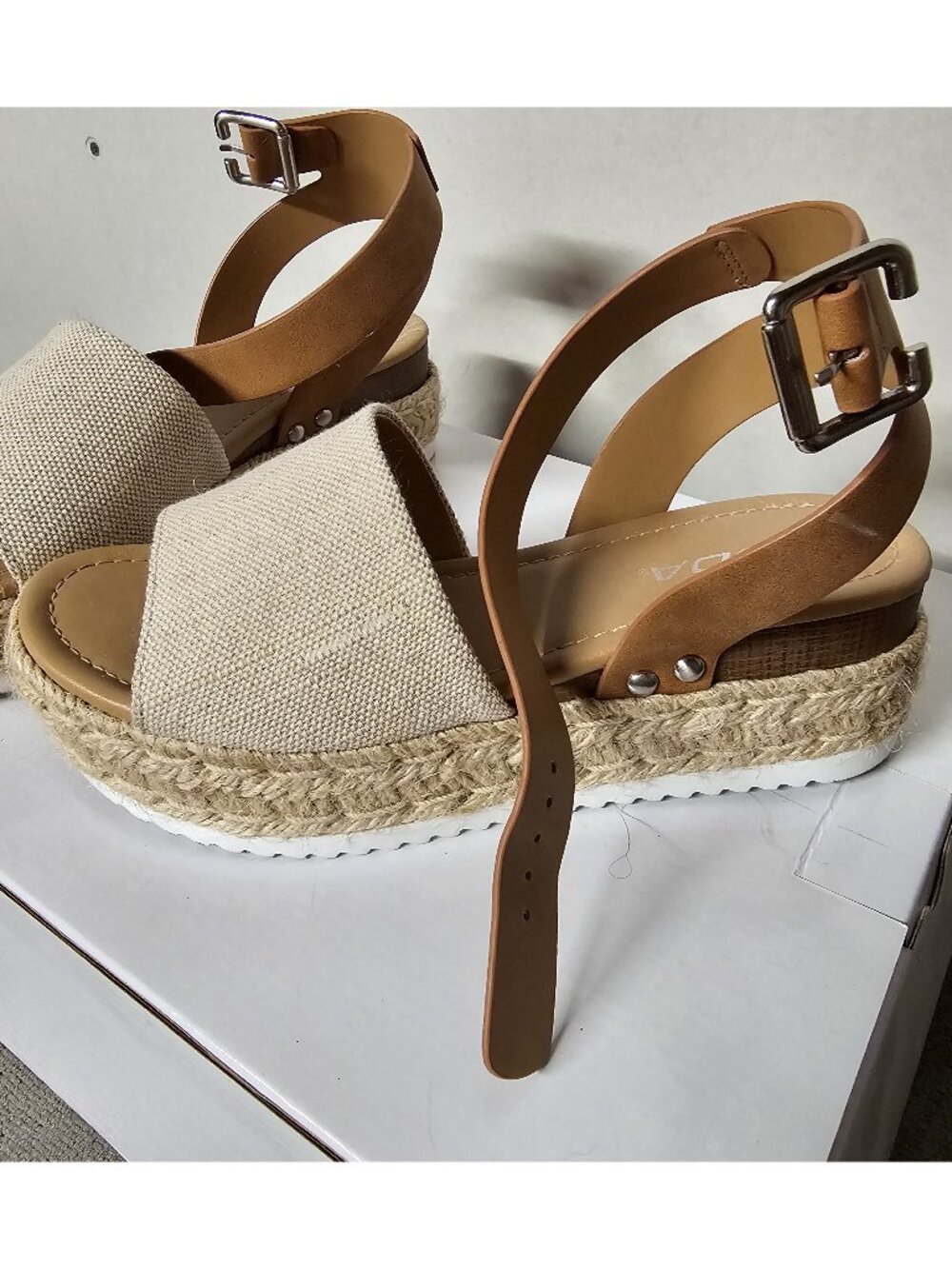 Soda sandals